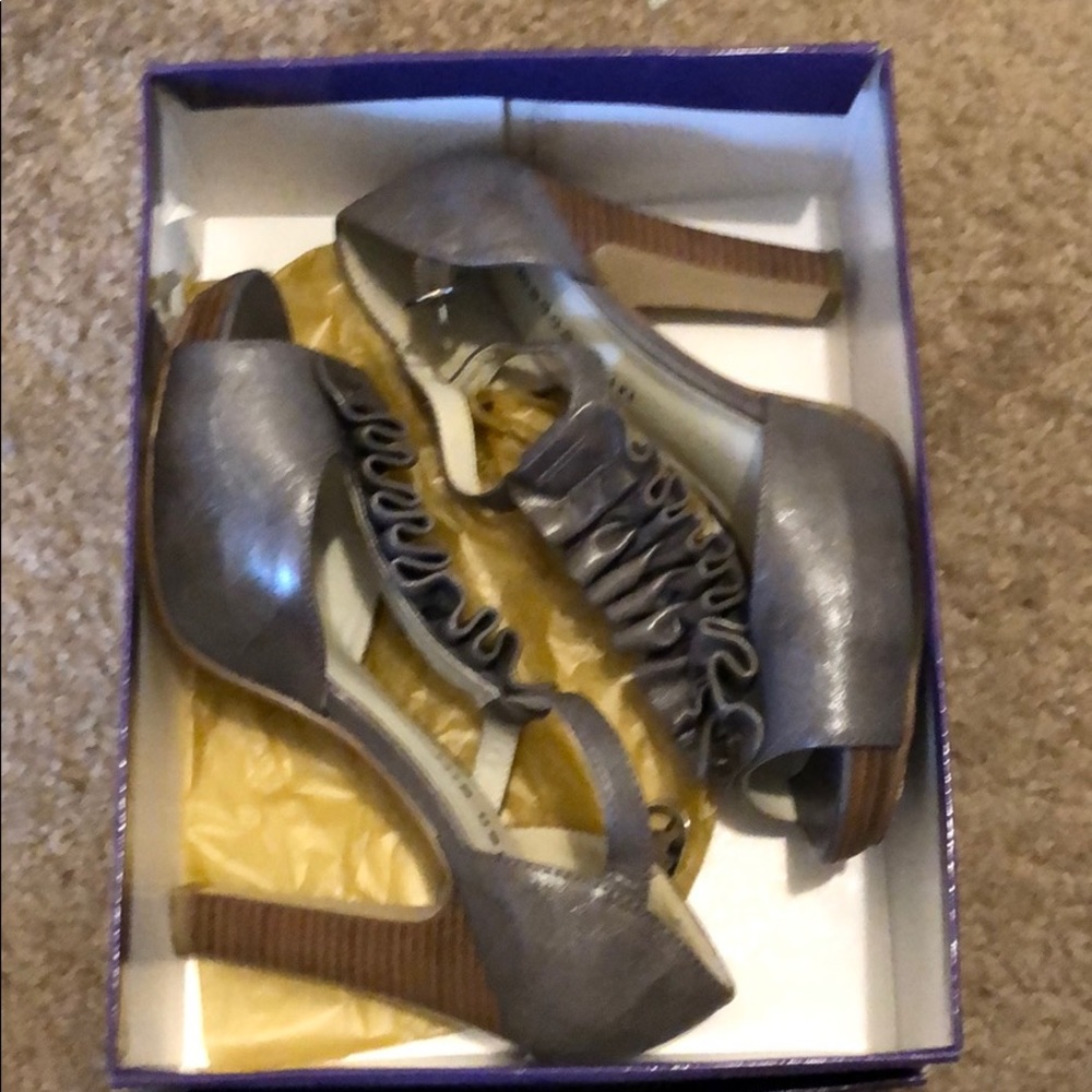 Women’s  Size 8 Grey Heels